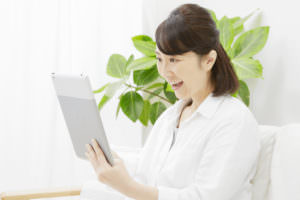 鏡を見て笑顔になる女性