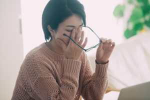 眼精疲労を感じる女性